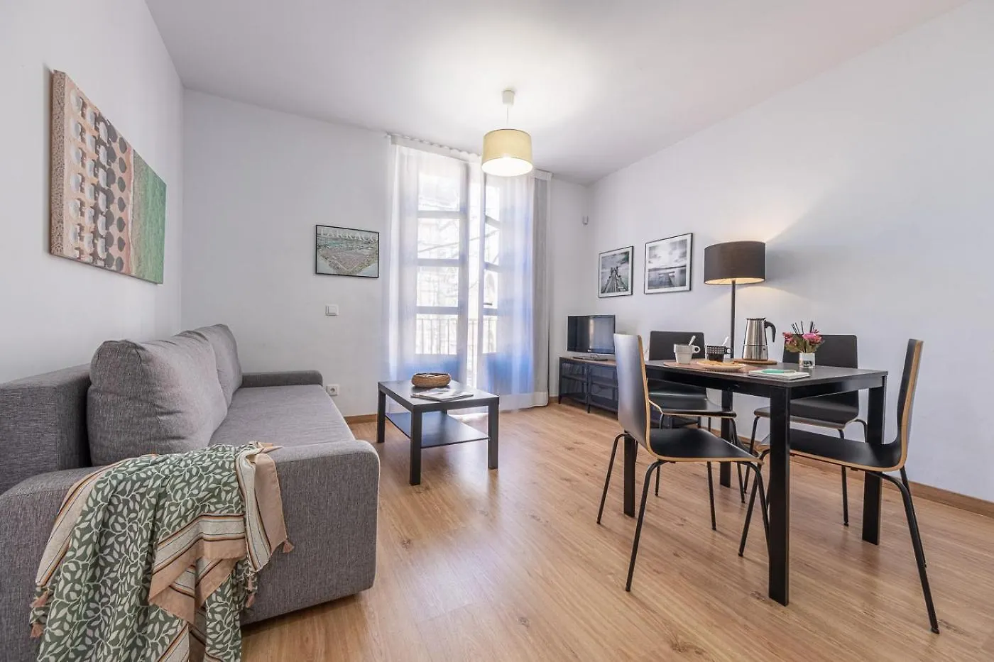 Tarragona Apartments 0*,